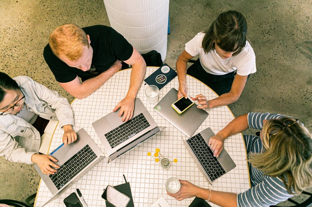 Java Script (frontend dan backend developer)